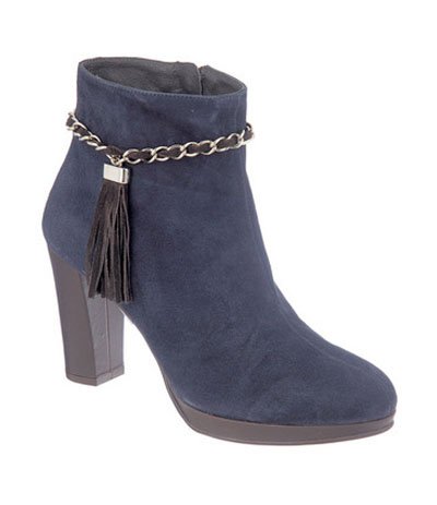 Bota tobillera de ante azul con cadena y borlita de Dansi